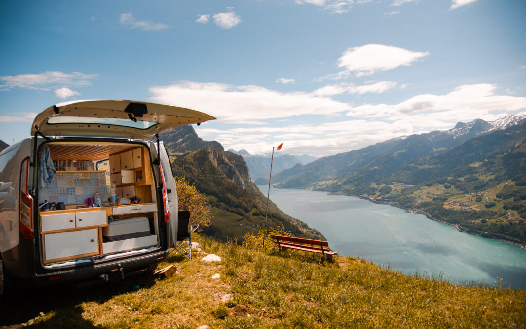 Voyager en van aménagé : avantages de la vie nomade